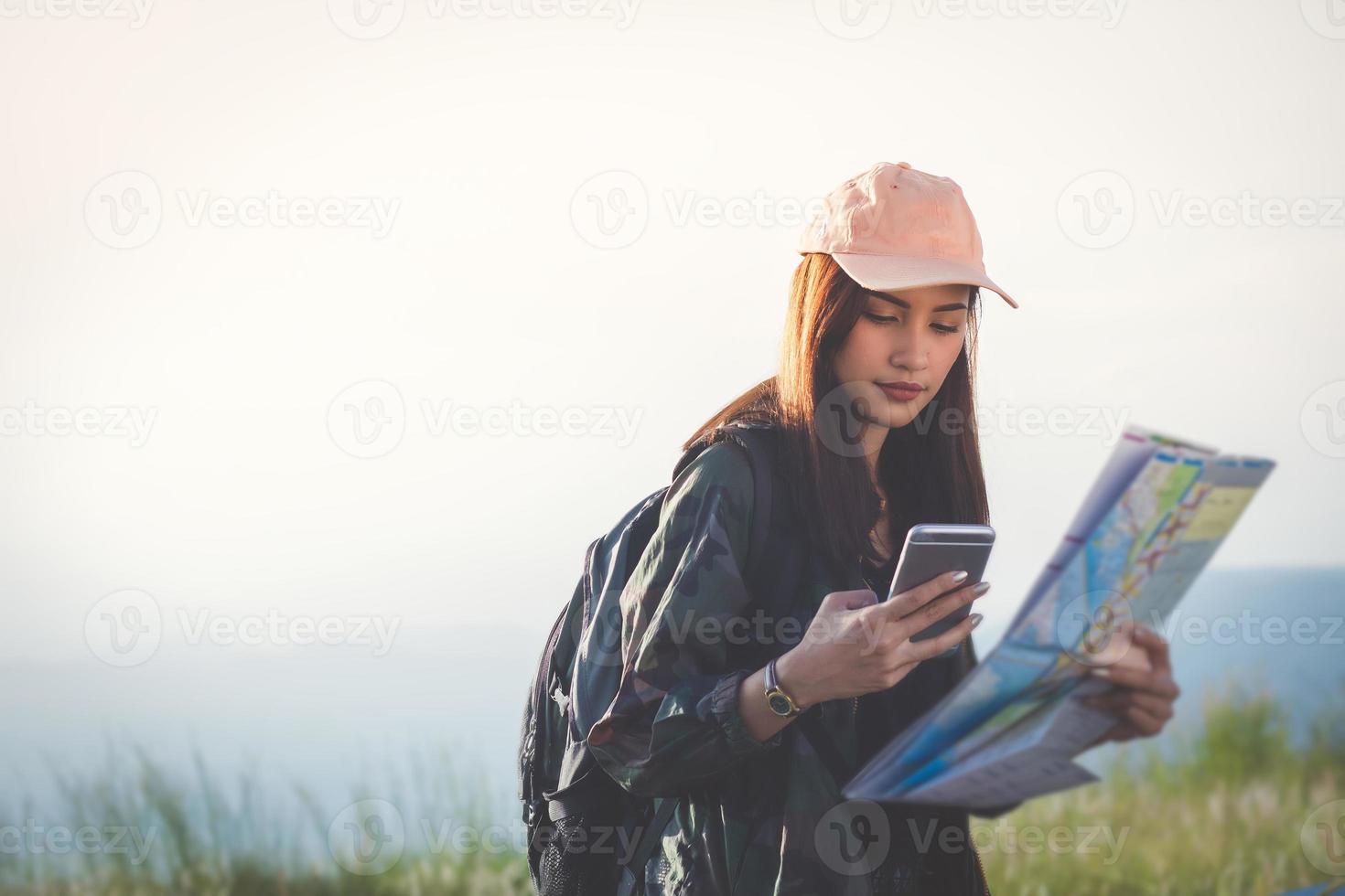 asiatiska unga kvinnor människor vandrar med vänner ryggsäckar går tillsammans och tittar på kartan och tar fotokamera vid vägen och ser lyckliga ut, slappna av på semester konceptresor foto