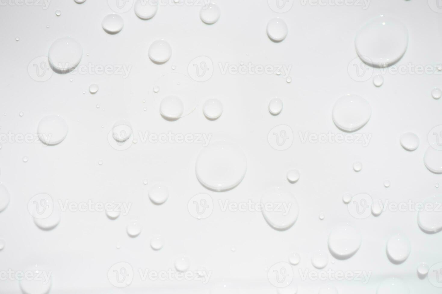 vatten droppar på vit. vit vatten bubblor på de yta krusningar. defokusering suddig transparent vit svart färgad klar lugna vatten yta textur med stänk och bubblor. vatten vågor lysande. foto