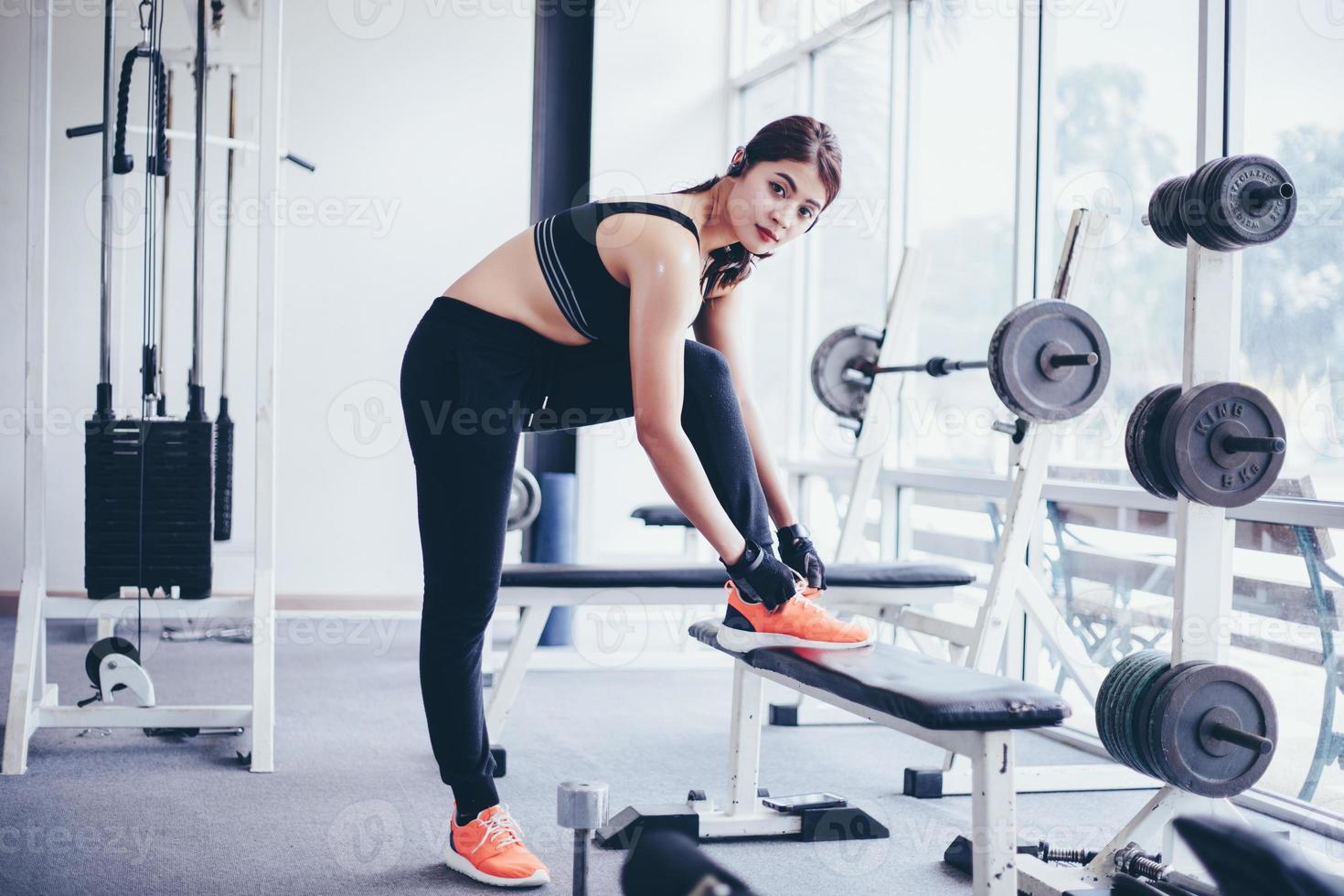 kvinnor asiatiska knytande skosnören. fitness kvinnor gör sig redo för att delta i gymmet foto