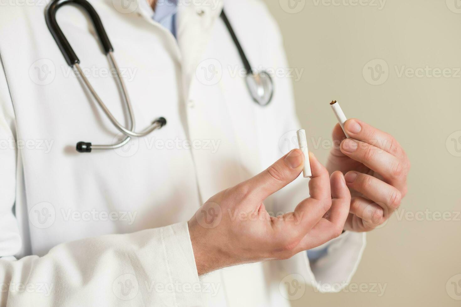 bild av manlig läkare som visar bruten cigarett. sluta rökning begrepp. foto
