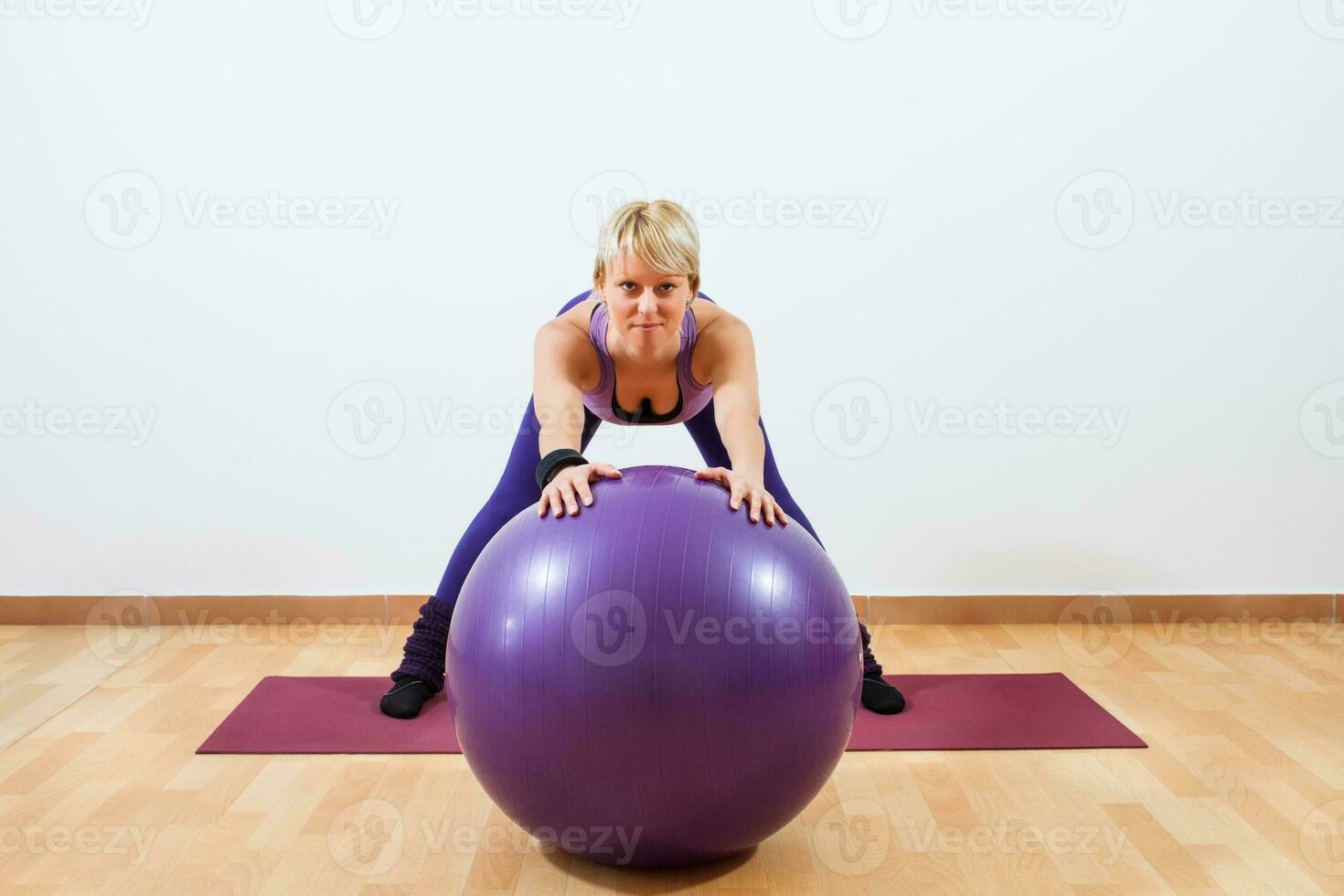 kvinna övning med pilates boll. foto