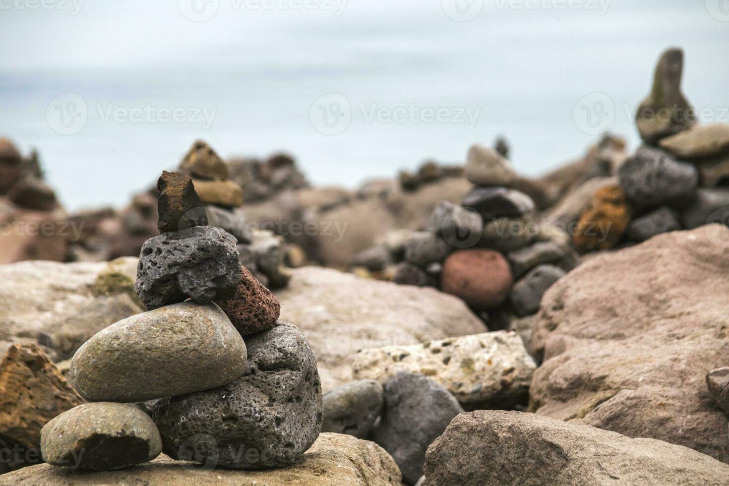 se på stenar och hav från reykjavik i island. foto