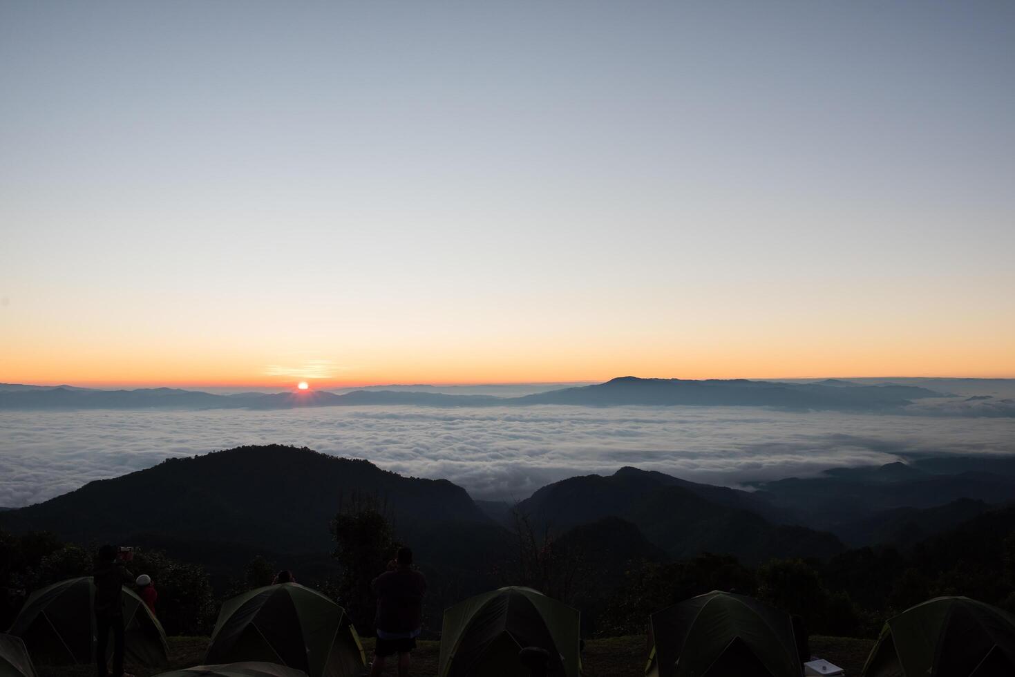 morgonfotograf som camping i bergsbakgrunden foto