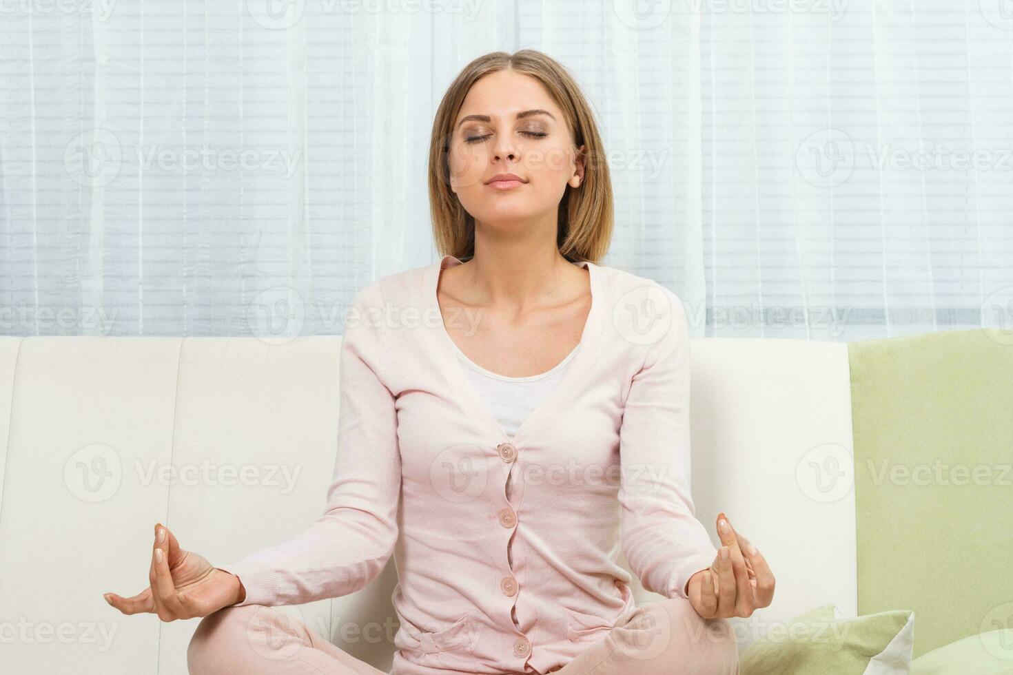 kvinna mediterar på henne Hem foto
