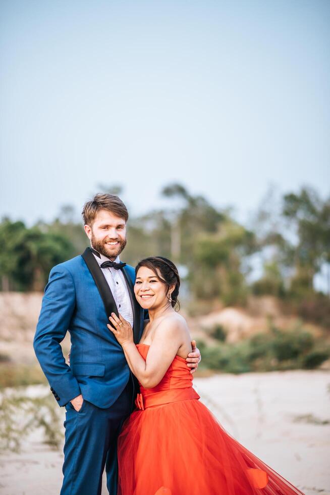 asiatisk brud och kaukasisk brudgum har romantisk tid och är lyckliga tillsammans foto