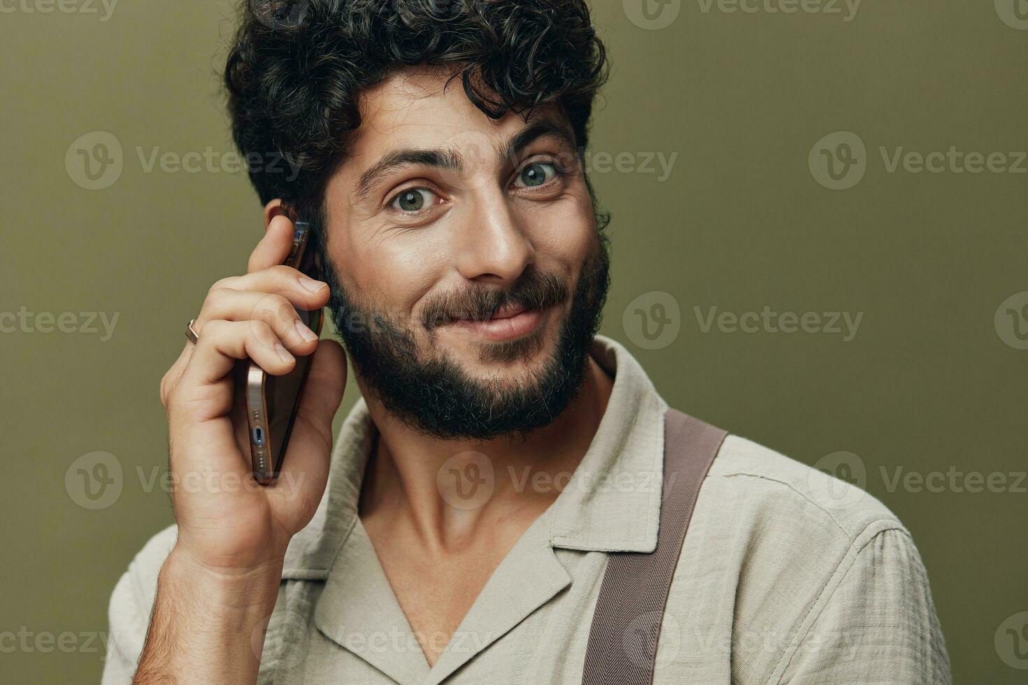 man vuxen person tillfällig självsäker bakgrund isolerat kille ung ansikte manlig caucasian uttryck Lycklig foto