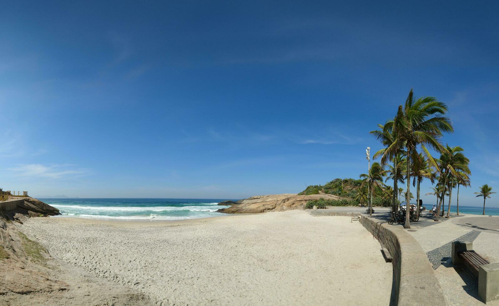 panorama- se av praia do diabo och arpoador i rio de janeiro Brasilien foto