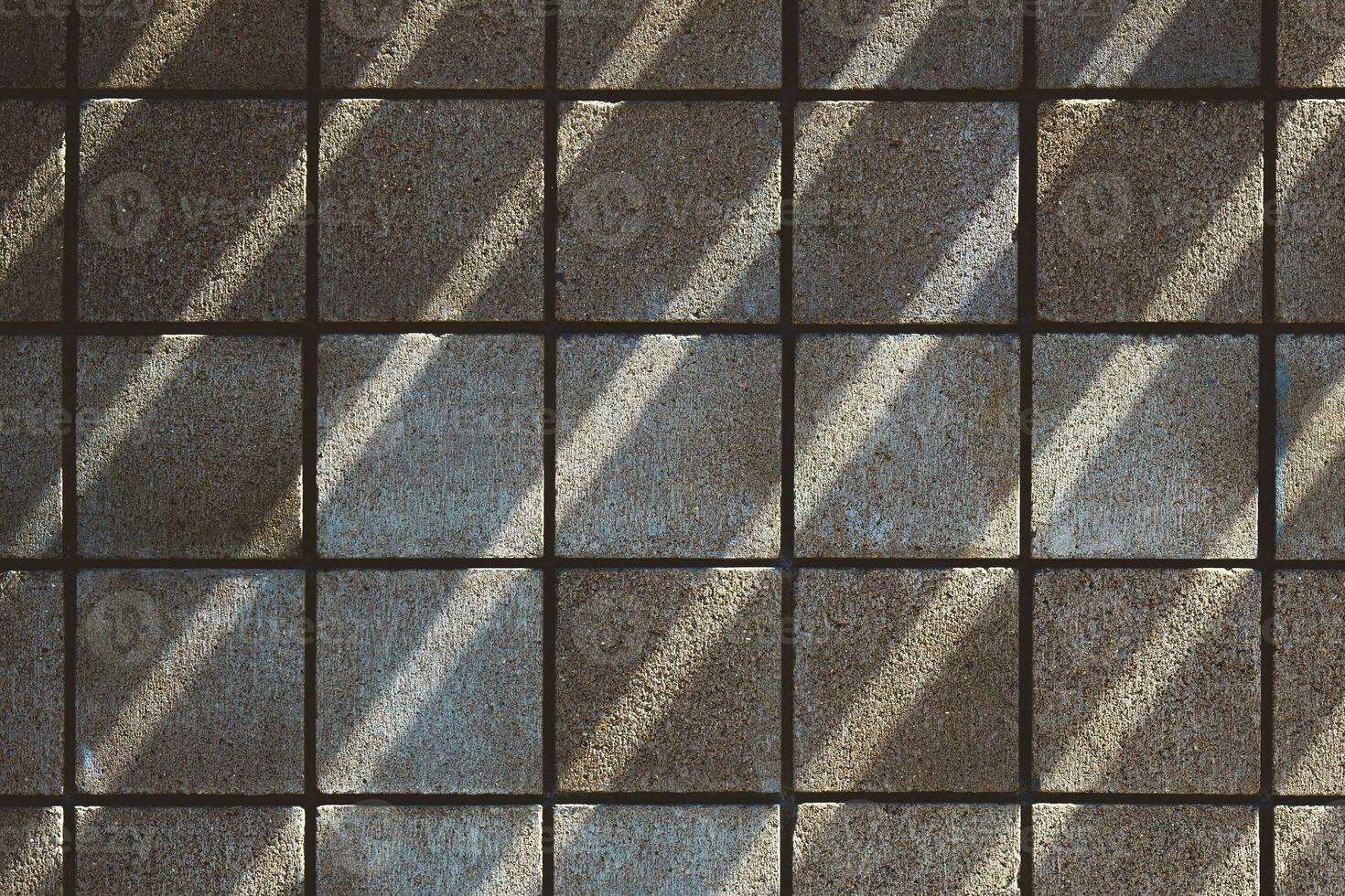 bakgrund av tegel vägg textur med skugga och solljus. arkitektonisk bakgrund. foto