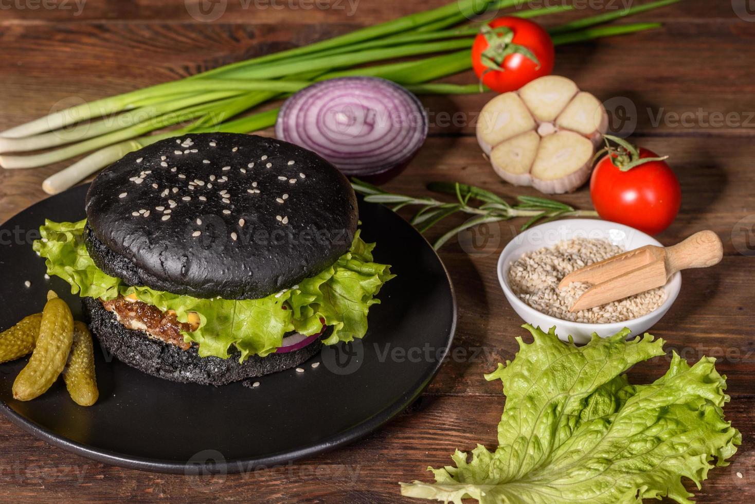 välsmakande grillad hemlagad hamburgare med nötkött, tomat, ost, gurka och sallad foto