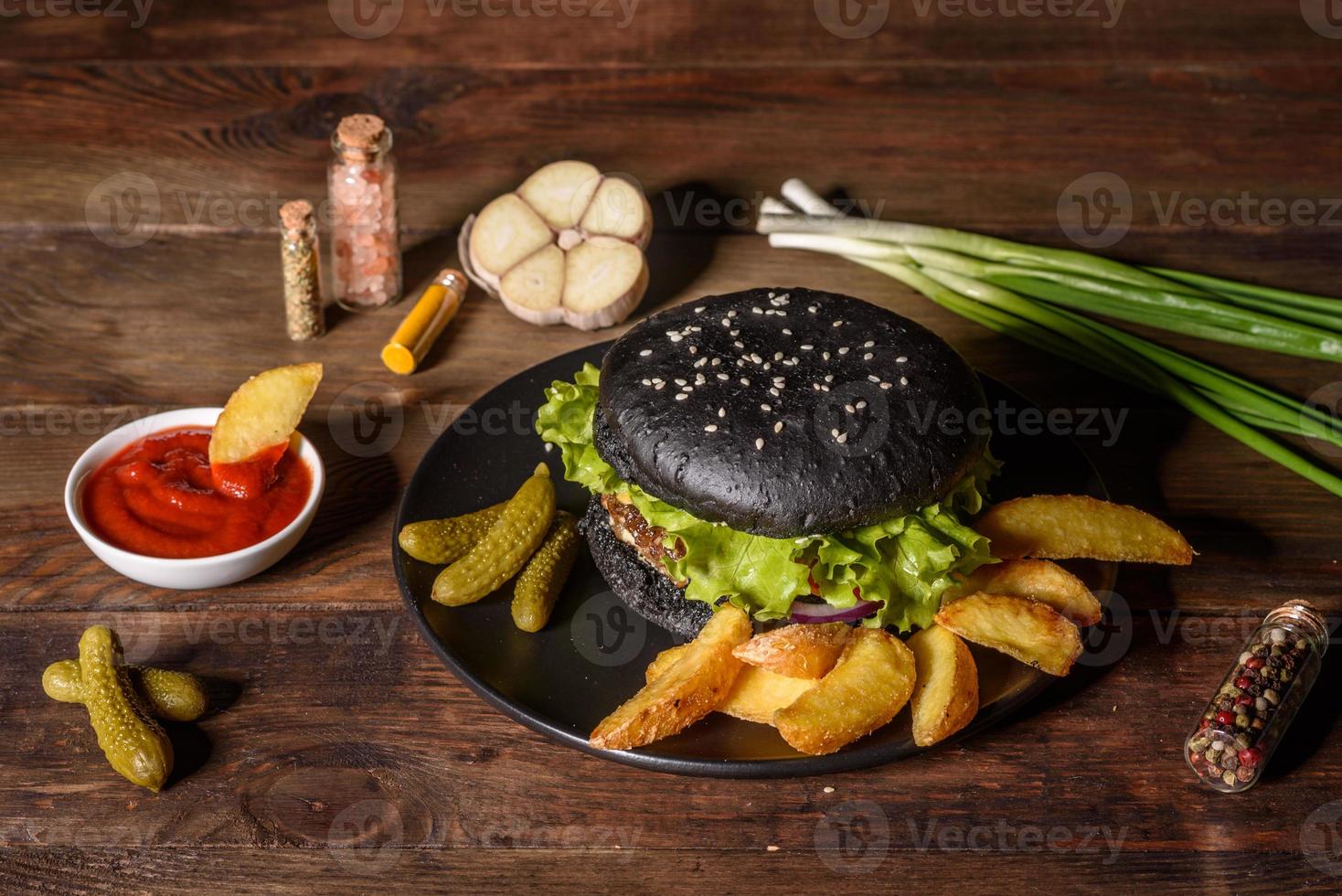 välsmakande grillad hemlagad hamburgare med nötkött, tomat, ost, gurka och sallad foto