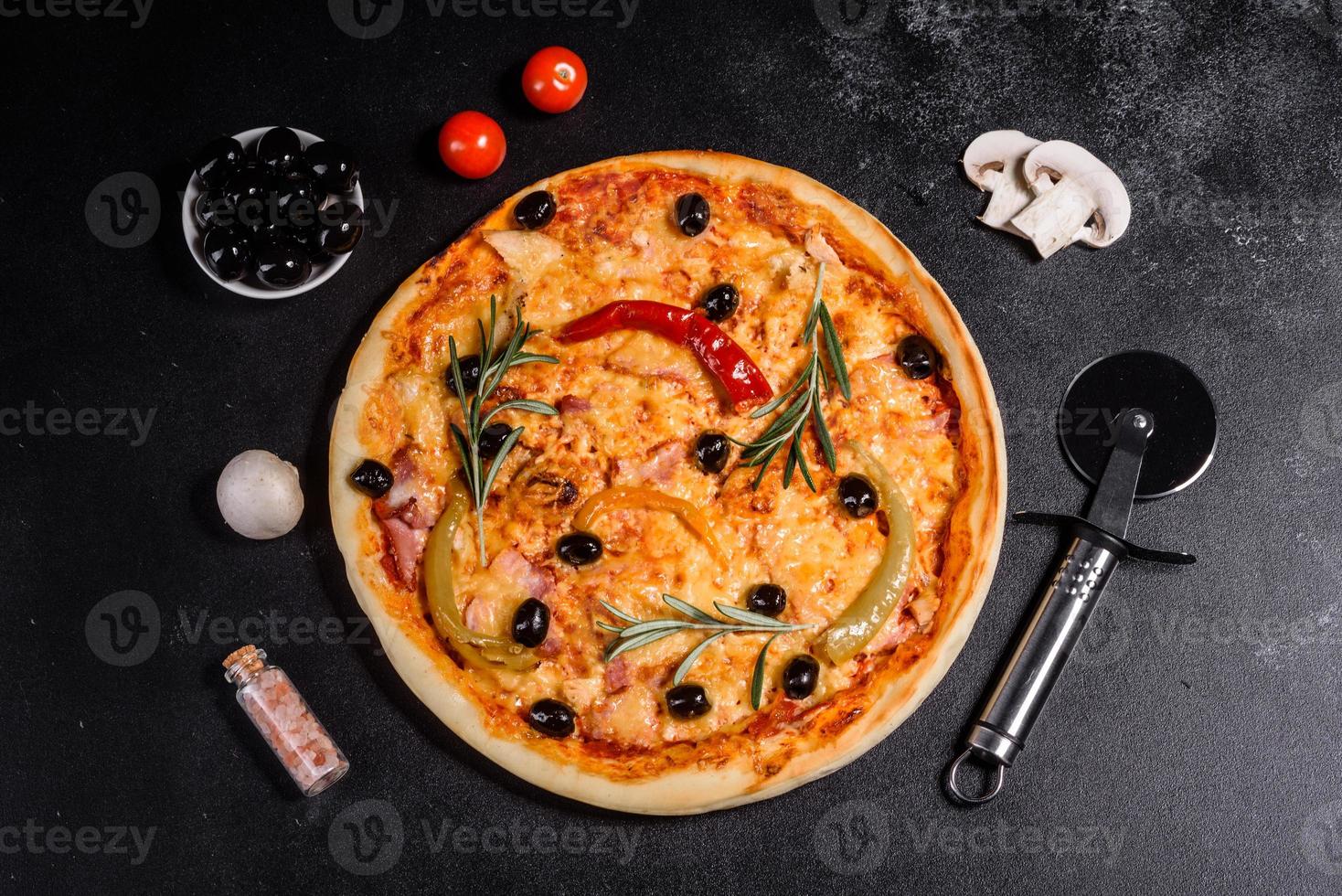 välsmakande färsk het pizza mot en mörk bakgrund. pizza, mat, grönsaker, svamp foto