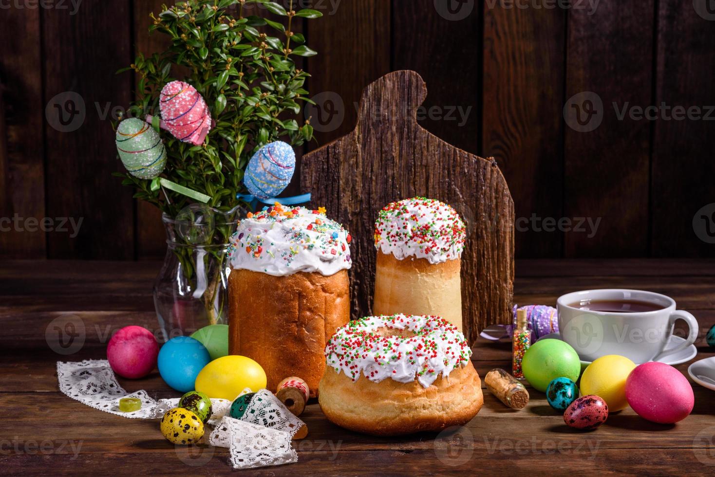 påsktårta och färgglada ägg på en mörk bakgrund foto