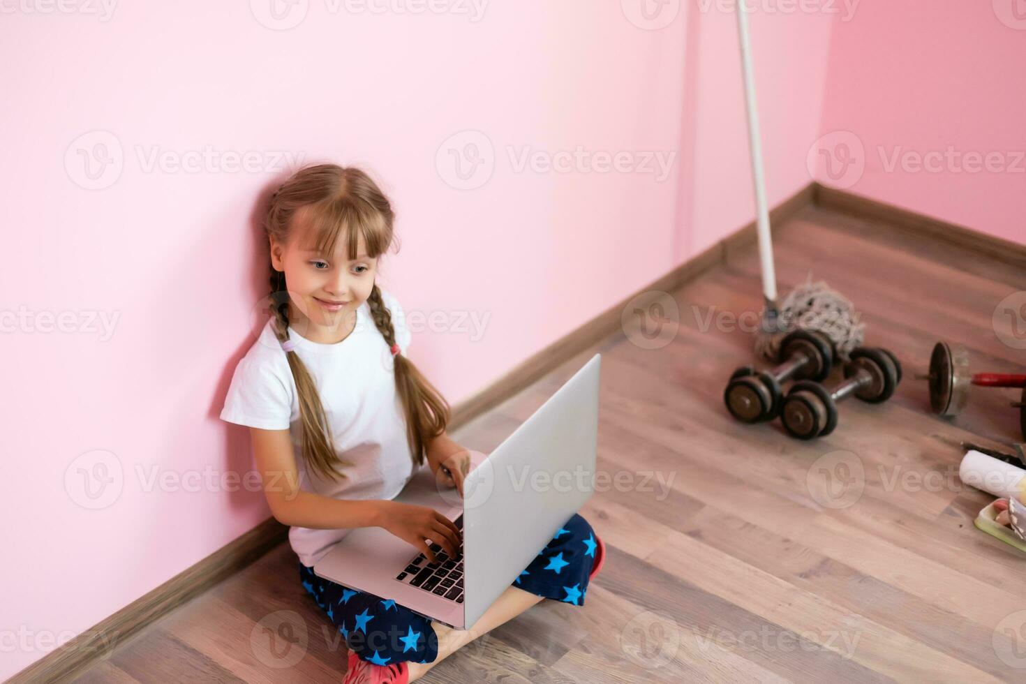 söt förtjusande caucasian liten blond flicka Sammanträde under uppkopplad video chatt skola lektion session med lärare och klass. avlägsen utbildning begrepp. självisolering på karantän foto