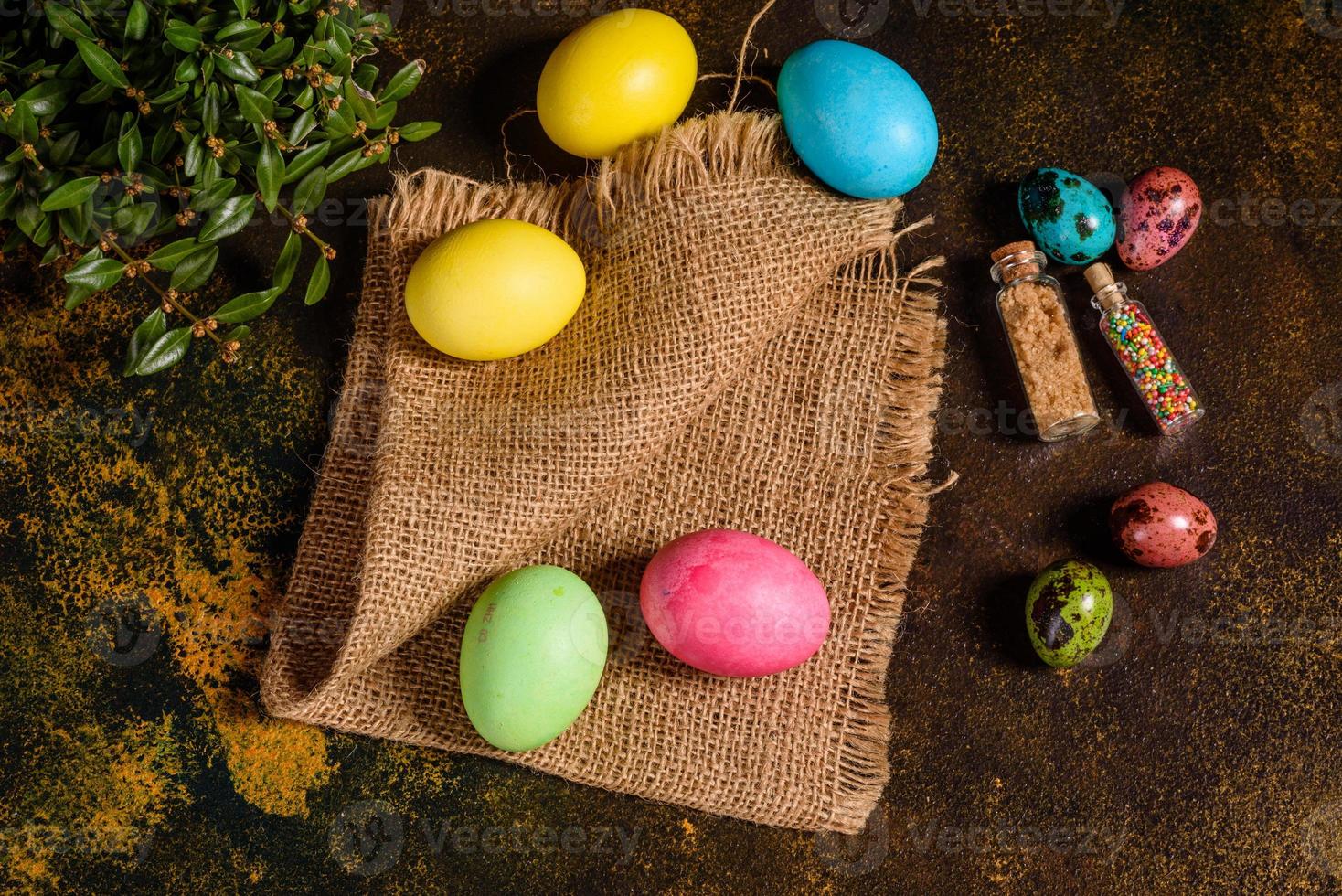 påsktårta och färgglada ägg på en mörk bakgrund foto