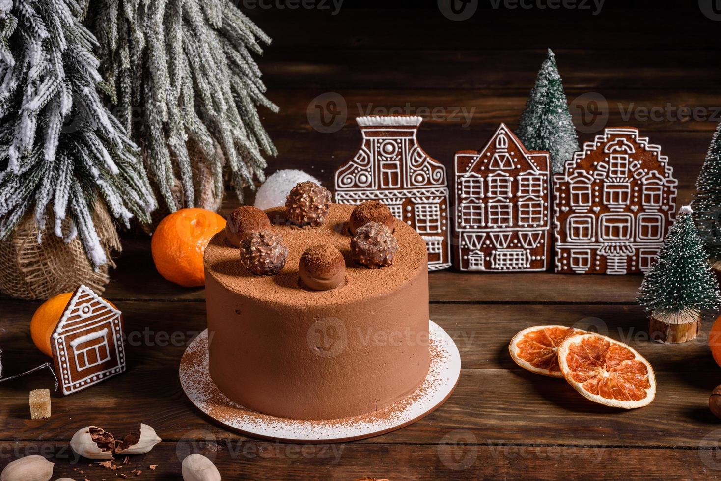 läckra vackra sötsaker på ett mörkt träbord på julafton foto