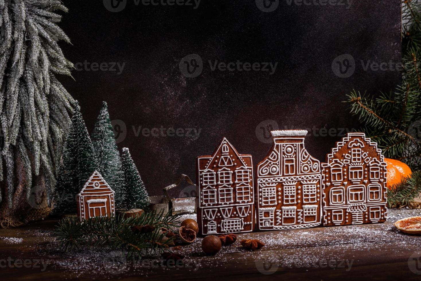 läckra vackra sötsaker på ett mörkt träbord på julafton foto