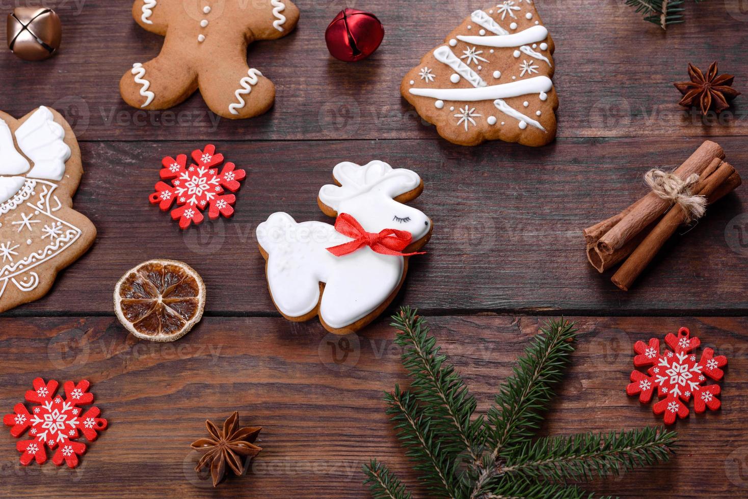 julfestliga pepparkakor gjorda hemma på ett mörkt bord foto