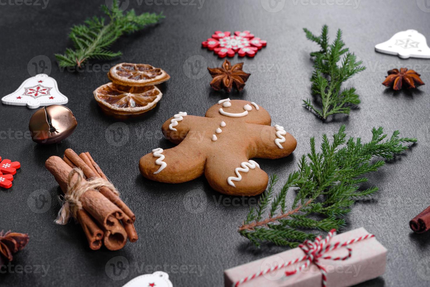 julfestliga pepparkakor gjorda hemma på ett mörkt bord foto