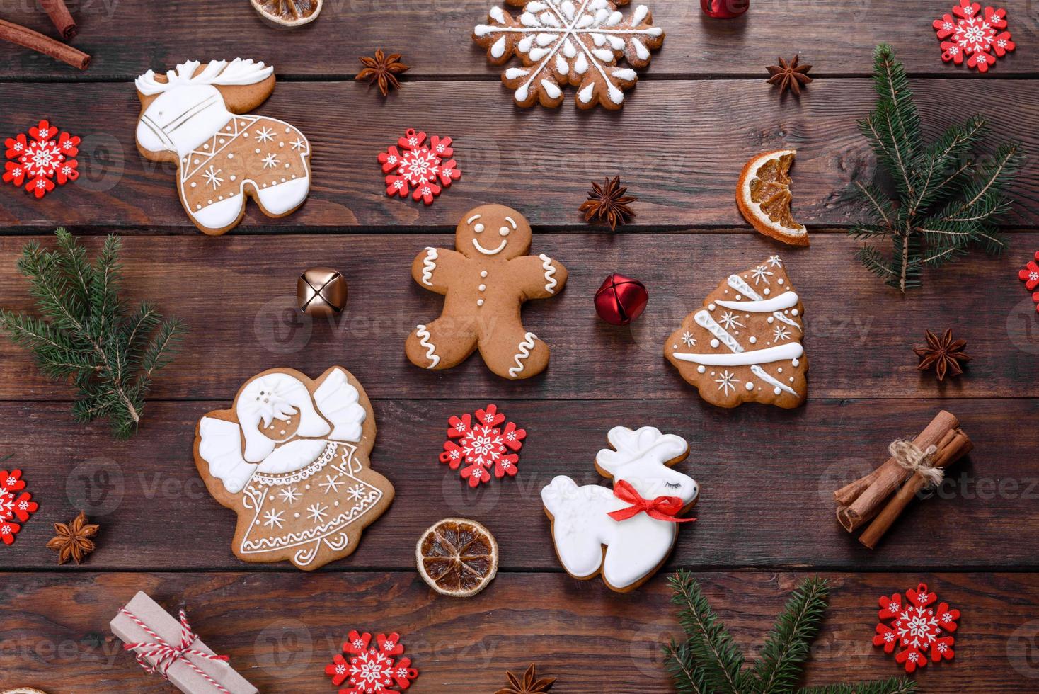 julfestliga pepparkakor gjorda hemma på ett mörkt bord foto