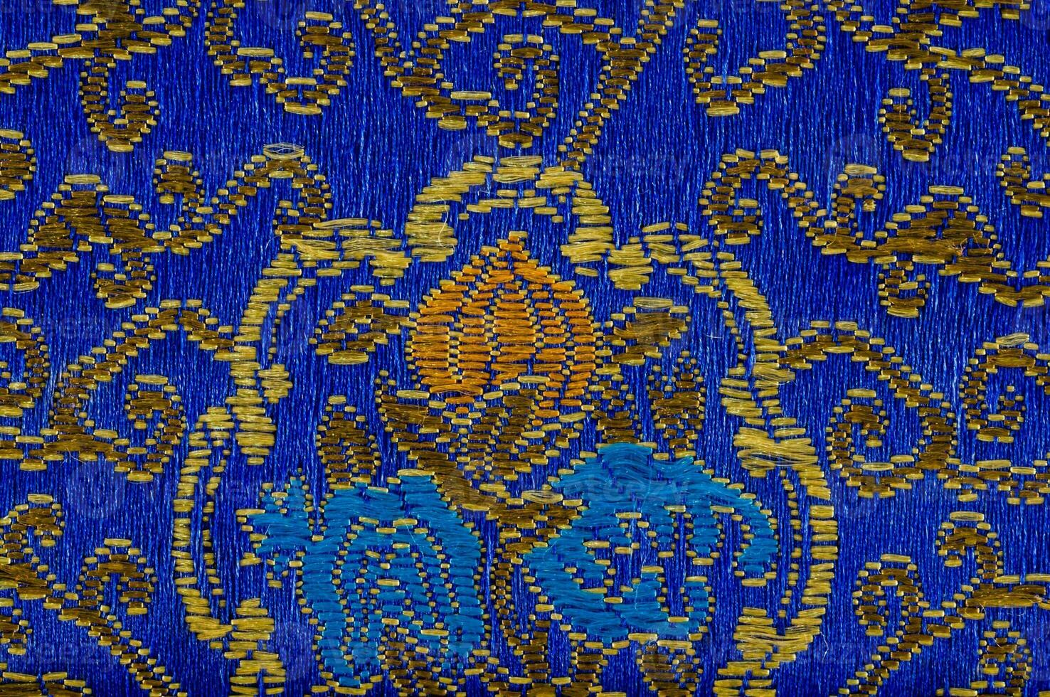 en blå och guld mönstrad tyg med en blommig design foto