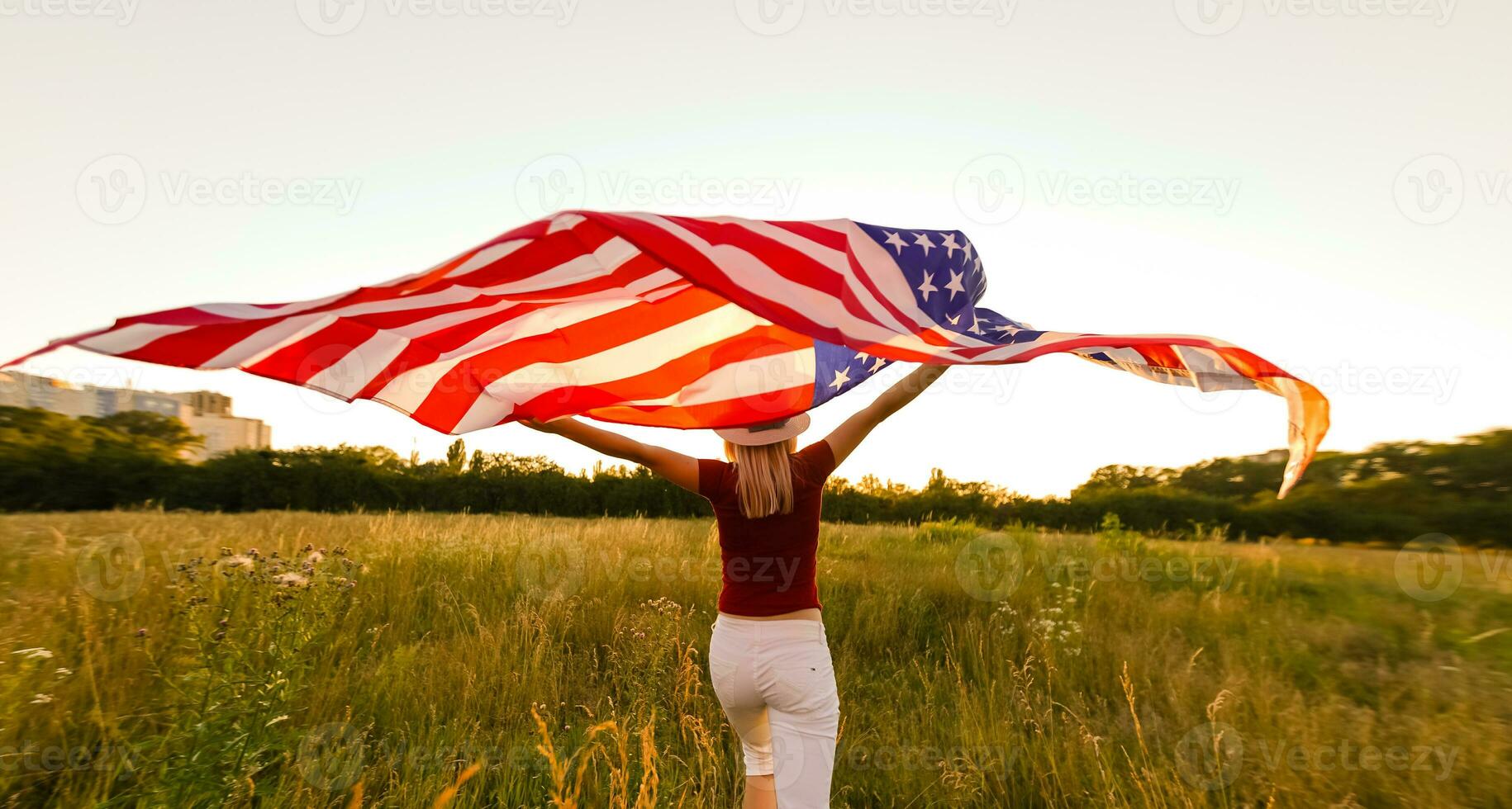 skön ung kvinna med USA flagga foto