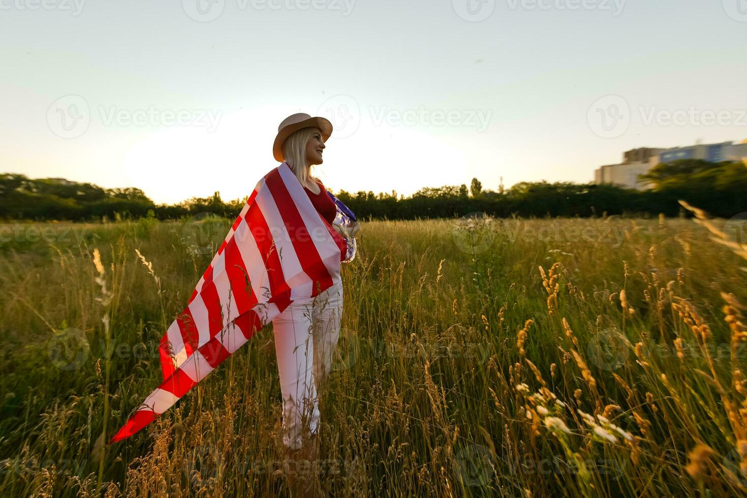 skön ung kvinna med USA flagga foto