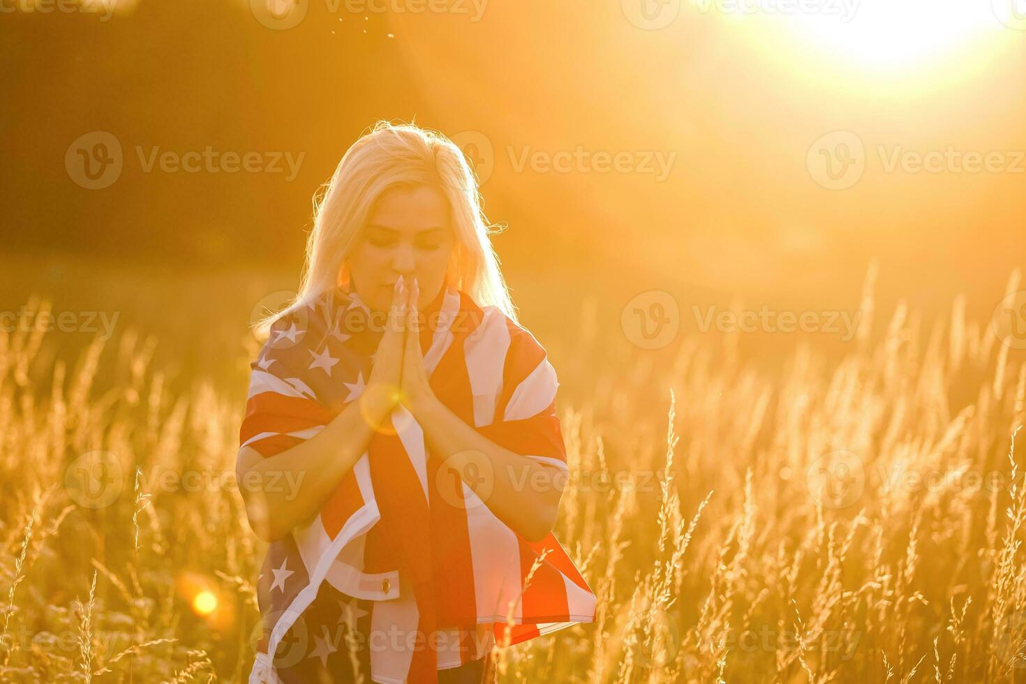 skön ung kvinna med USA flagga foto