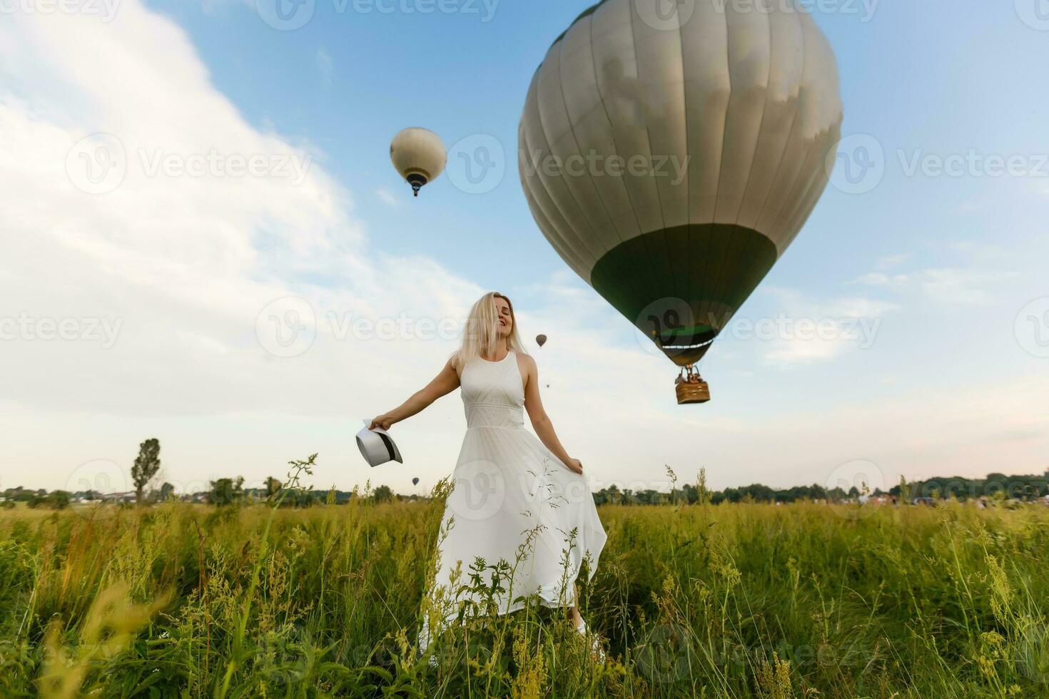 Fantastisk se med kvinna och luft ballong. konstnärlig bild. skönhet värld. de känsla av komplett frihet foto