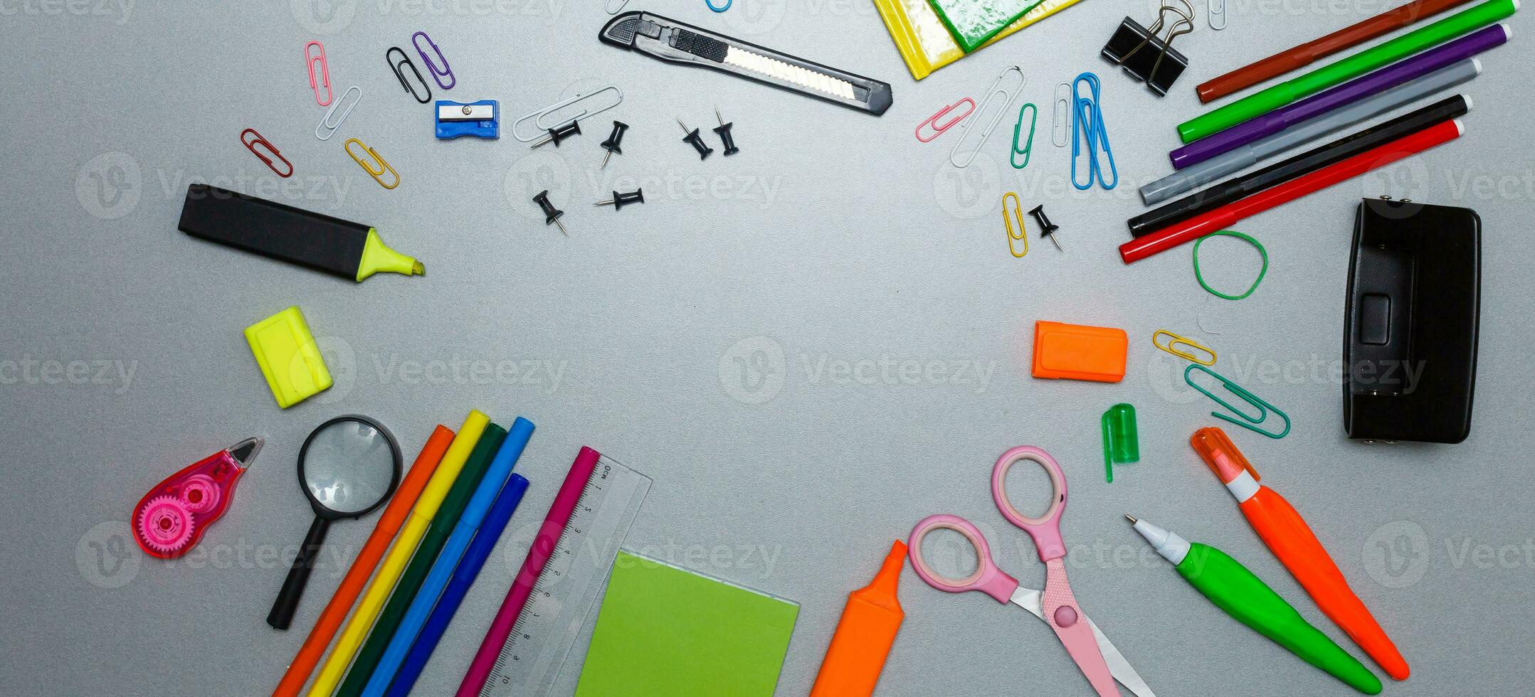 material för skola, papper clips, pennor, färger, sax och anteckningsbok foto