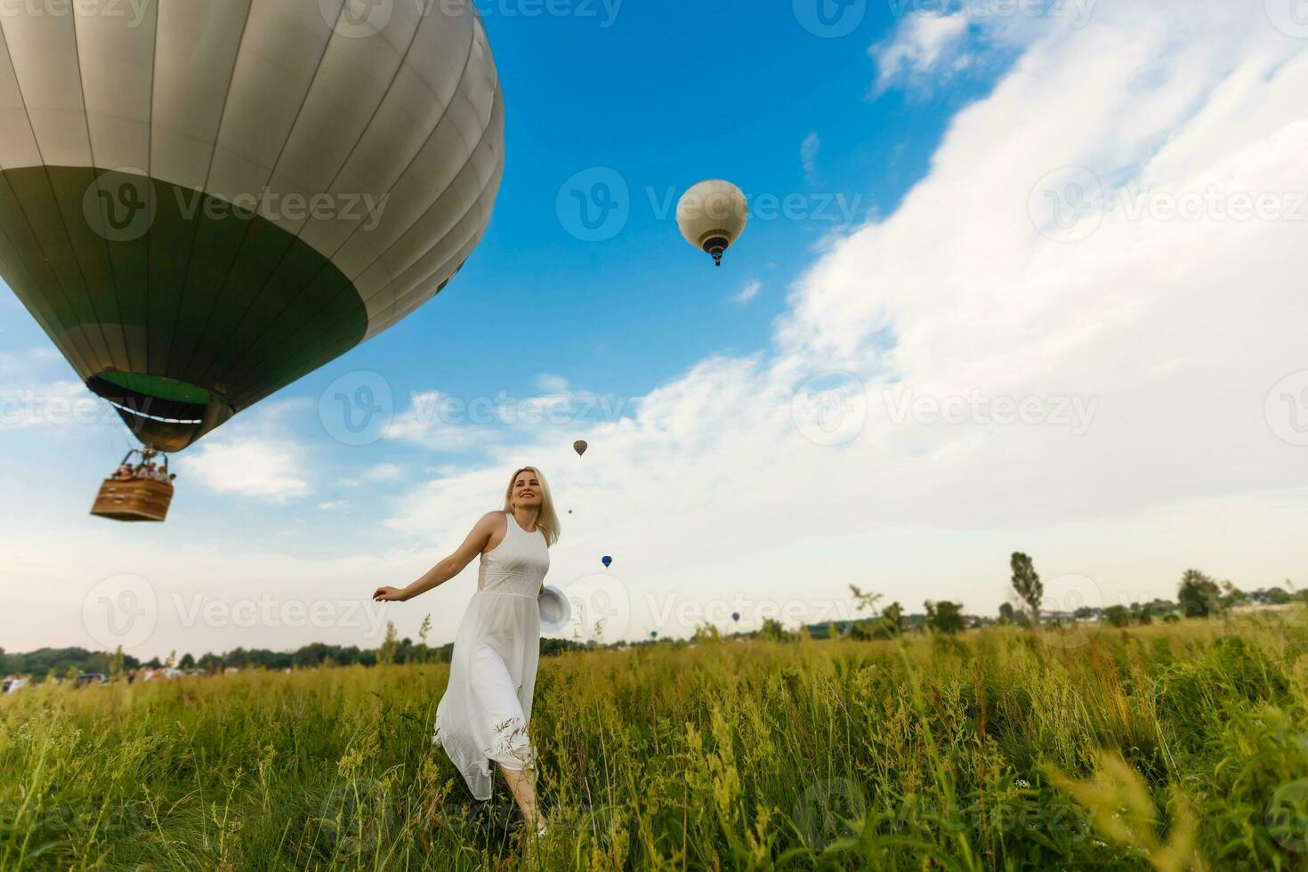 kvinna och en varm luft ballong, sommar foto