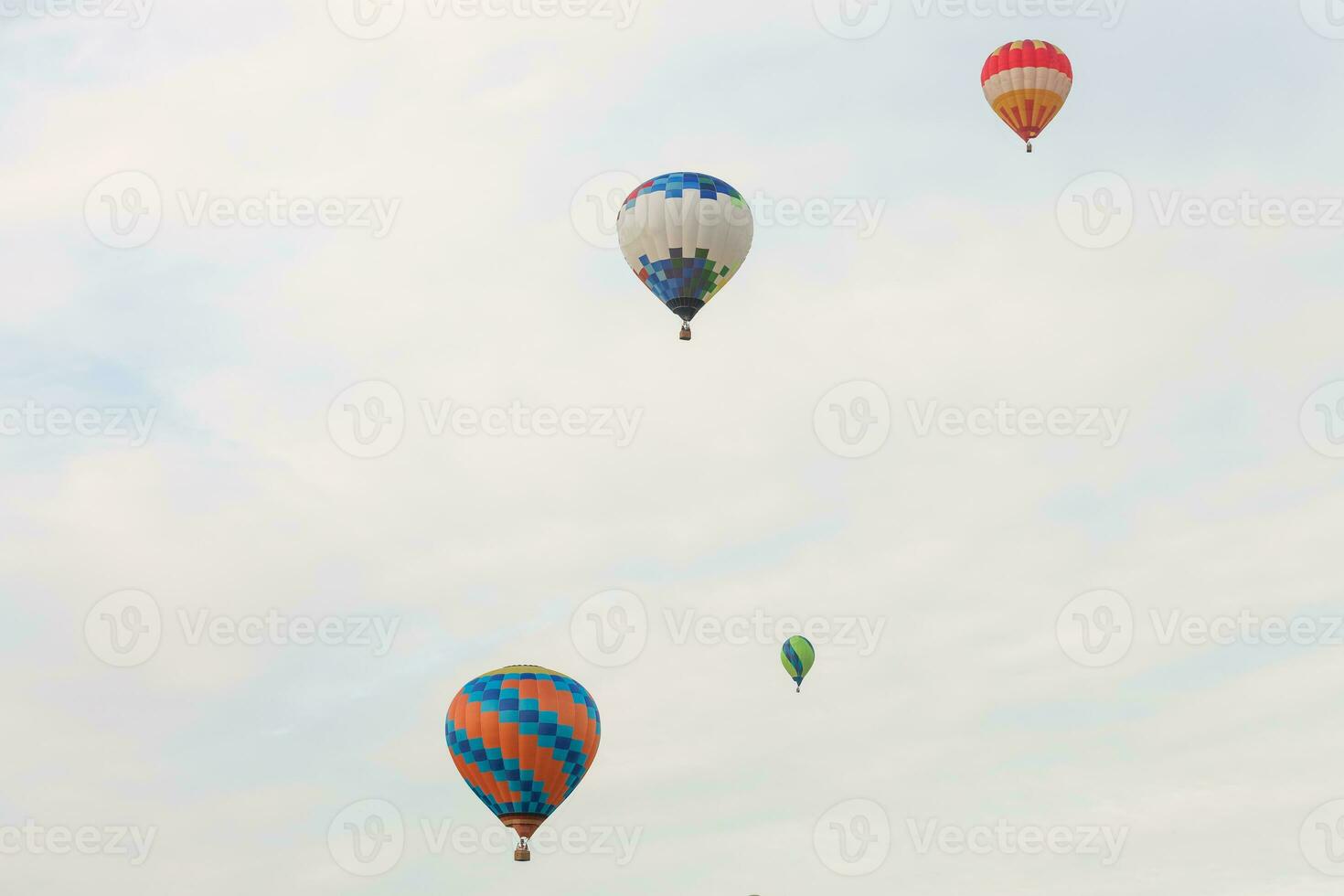 färgrik varm luft ballonger i flyg foto