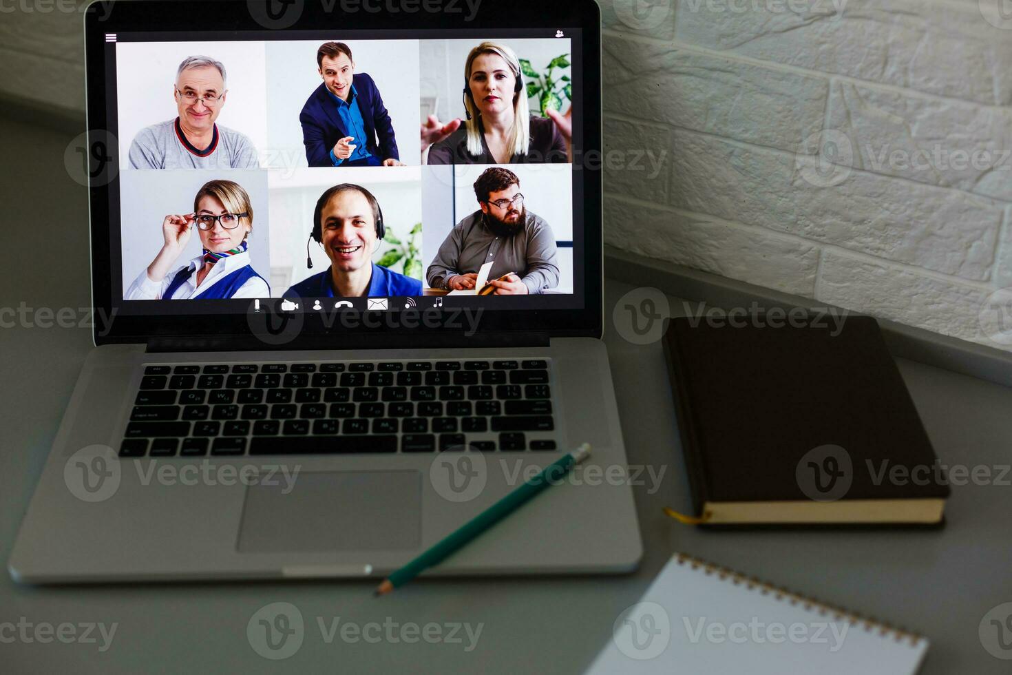 företag person videokonferenser med kollegor på bärbar dator foto