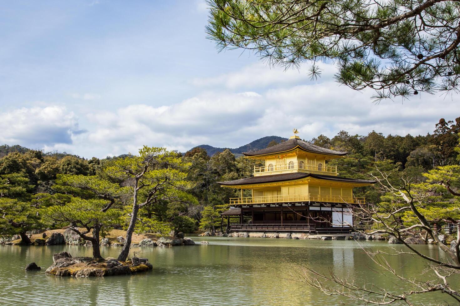 kinkaku-ji-templet, den gyllene paviljongen, ett buddhistiskt tempel i zen i kyoto, japan foto