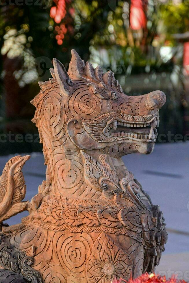 detalj av buddist tempel skulptur foto