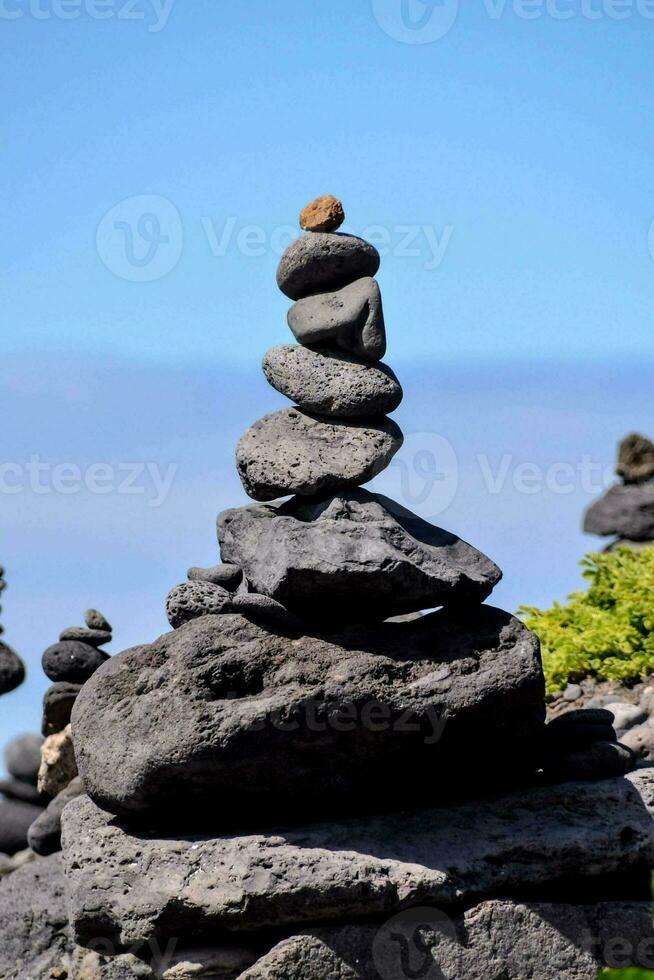 en stack av stenar med en små sten på topp foto