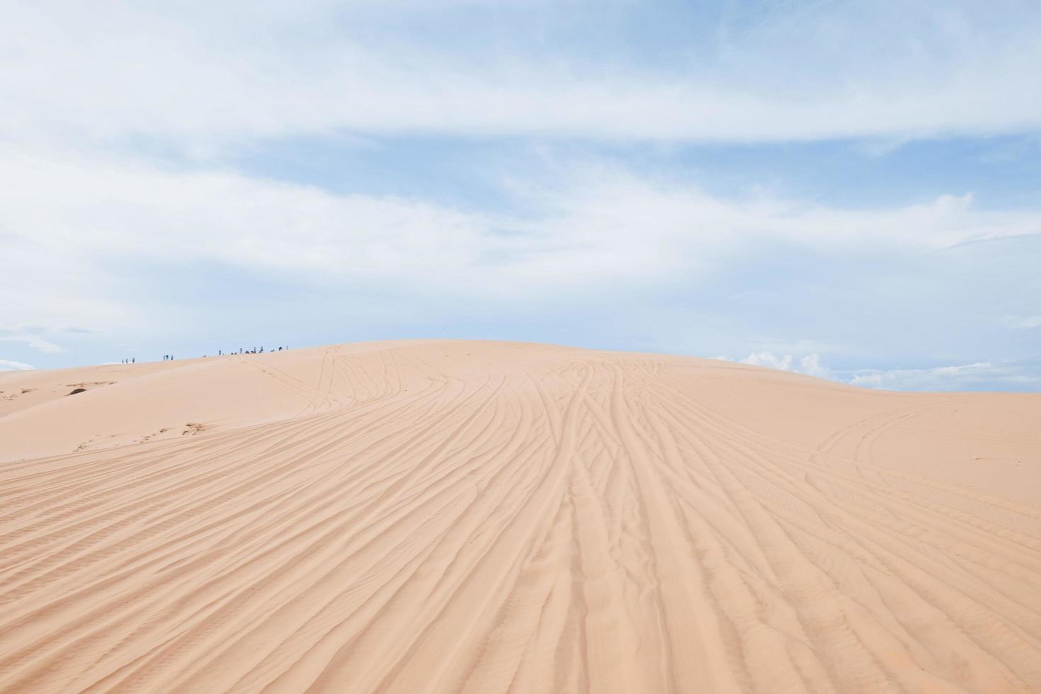 vita sanddyner vid muine vietnam foto