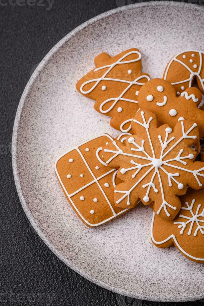 läckra pepparkakor med honung, ingefära och kanel foto