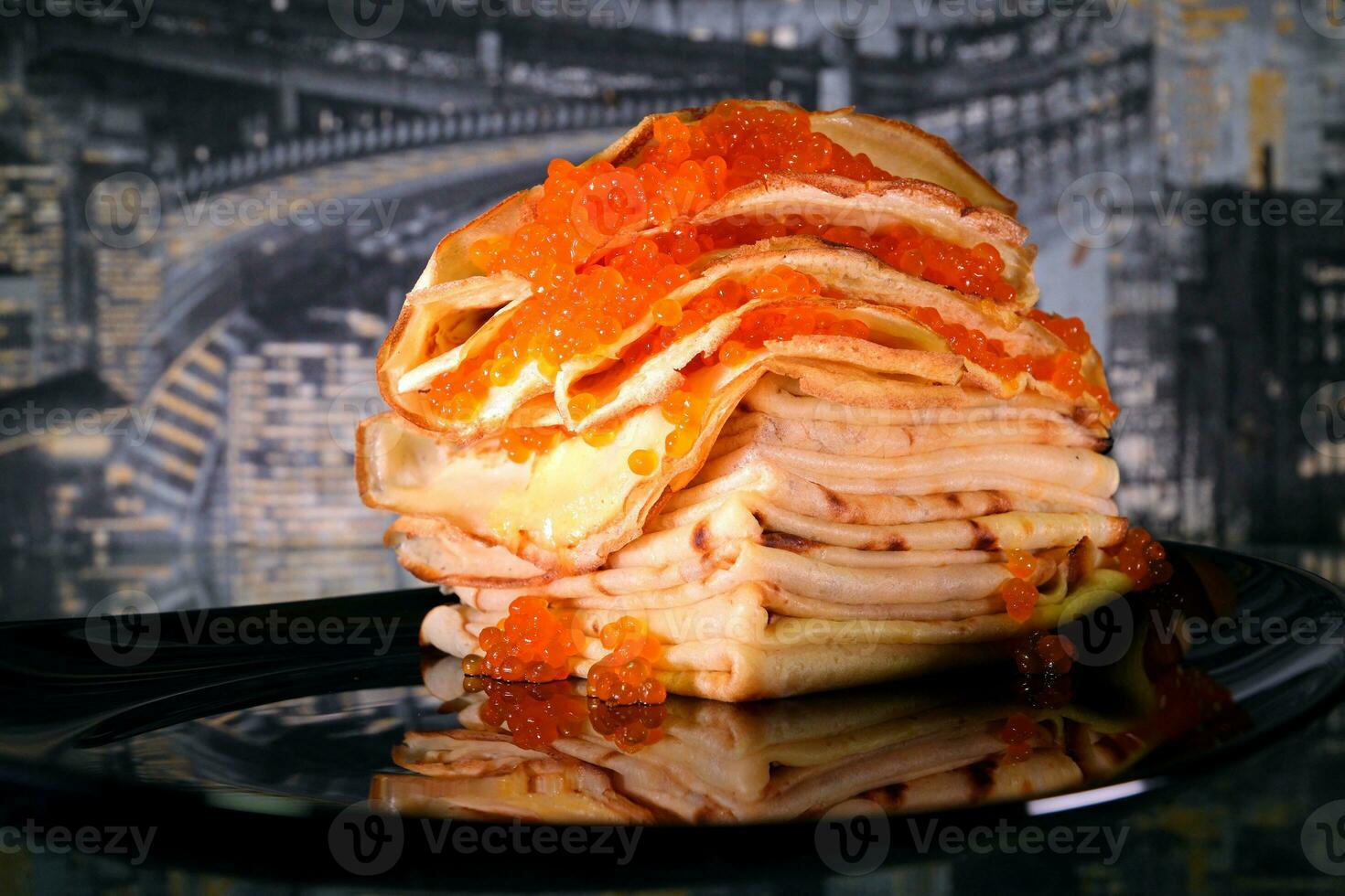 pannkakor med röd kaviar , svart kaviar med fetaost ost dekorerad med örter. utsökt friska mat foto