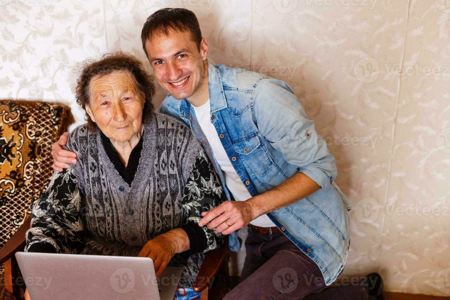 närbild av äldre kvinna med ung man foto