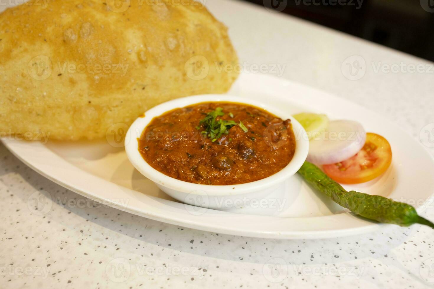 indisk kök chole bhatur också känna till som brud ärta curry, chole bhture eller chola, chana masala eras med friterad puri är en maträtt från de punjab foto