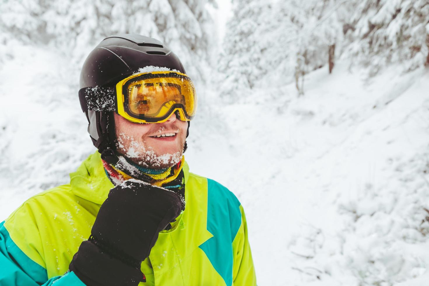 manporträtt i snowboardutrustning foto