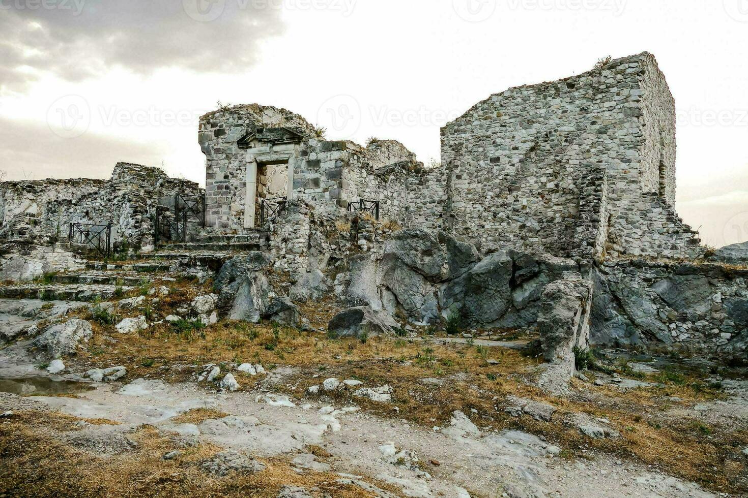 de ruiner av ett gammal slott i de bergen foto