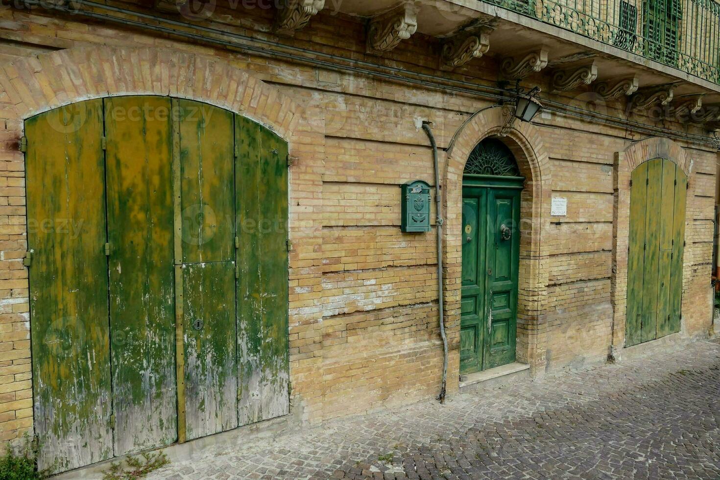 gammal trä- grön dörrar på en byggnad foto