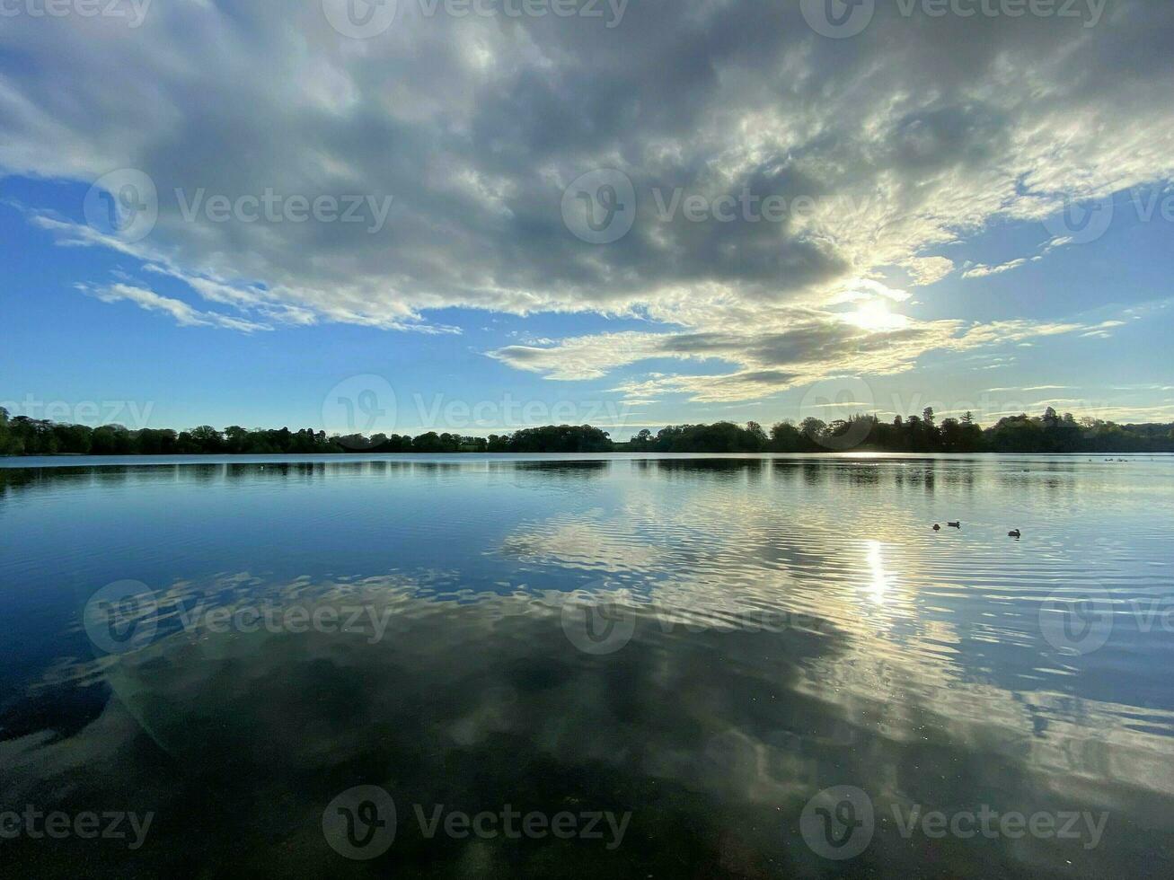 en se av ellesmere sjö i de tidigt morgon- foto