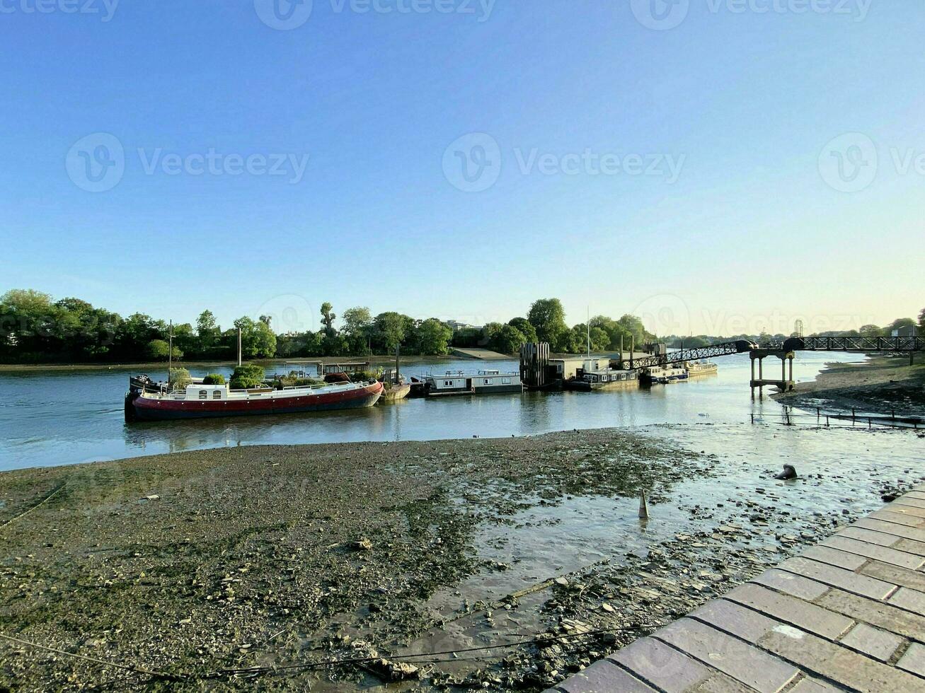 en se av de flod thames på hammarsmed som visar de bro foto