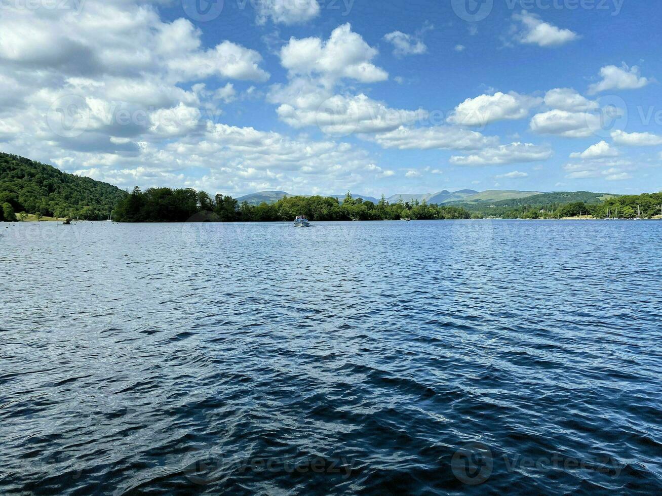 en se av sjö windermere på en solig dag på bowness foto