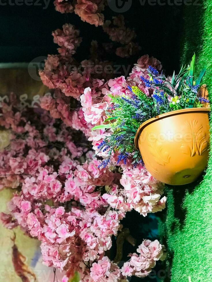 en blomma pott med växter i den foto