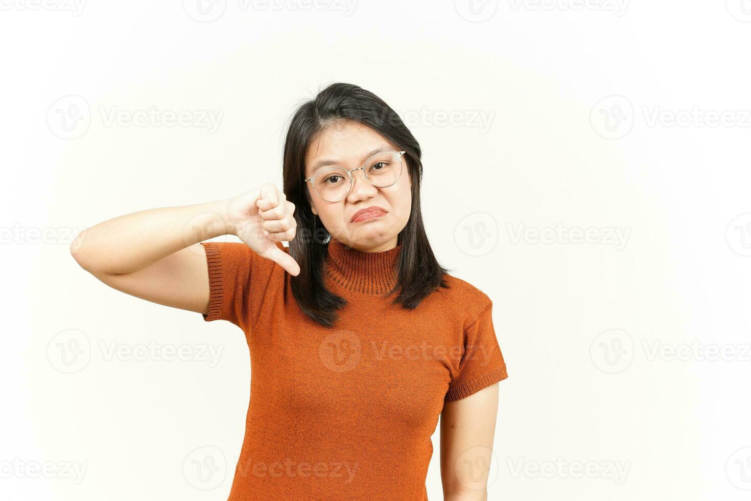 som visar tummen ner av skön asiatisk kvinna isolerat på vit bakgrund foto