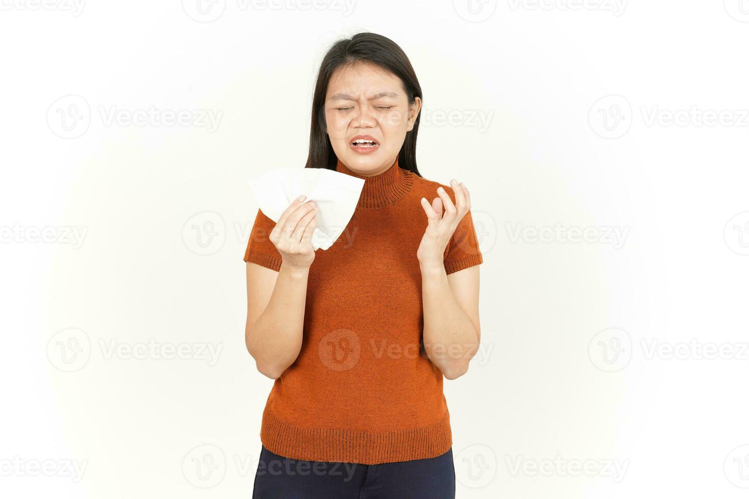 innehav vävnad och gråta av skön asiatisk kvinna isolerat på vit bakgrund foto