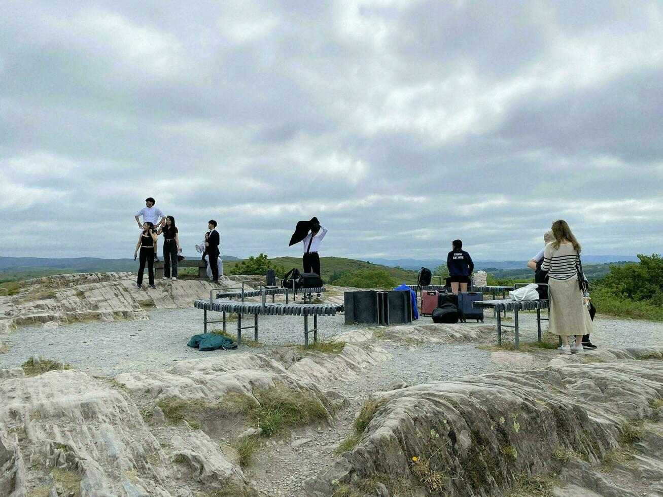 turist tar resväskor upp en berg för en Foto skjuta